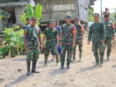 Foto: Sejumlah prajurit TNI bersama Komandan Kodim 0806/Trenggalek meninjau langsung lokasi pembangunan Jembatan Perintis Garuda di Desa Mlinjon, Kecamatan Suruh, Kabupaten Trenggalek, Jawa Timur, Minggu (26/4/2026).