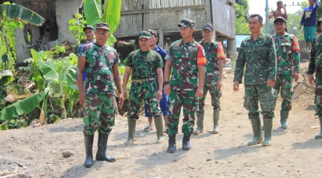 Foto: Sejumlah prajurit TNI bersama Komandan Kodim 0806/Trenggalek meninjau langsung lokasi pembangunan Jembatan Perintis Garuda di Desa Mlinjon, Kecamatan Suruh, Kabupaten Trenggalek, Jawa Timur, Minggu (26/4/2026).