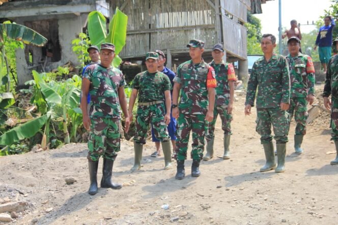 
					Foto: Sejumlah prajurit TNI bersama Komandan Kodim 0806/Trenggalek meninjau langsung lokasi pembangunan Jembatan Perintis Garuda di Desa Mlinjon, Kecamatan Suruh, Kabupaten Trenggalek, Jawa Timur, Minggu (26/4/2026).