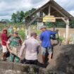 Foto: Babinsa bersama warga bergotong royong melakukan pengecoran jalan menuju area pemakaman di Desa Ploso, Kecamatan Selopuro, Kabupaten Blitar, Minggu (26/4/2026).