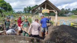 Foto: Babinsa bersama warga bergotong royong melakukan pengecoran jalan menuju area pemakaman di Desa Ploso, Kecamatan Selopuro, Kabupaten Blitar, Minggu (26/4/2026).