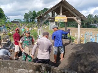 Foto: Babinsa bersama warga bergotong royong melakukan pengecoran jalan menuju area pemakaman di Desa Ploso, Kecamatan Selopuro, Kabupaten Blitar, Minggu (26/4/2026).