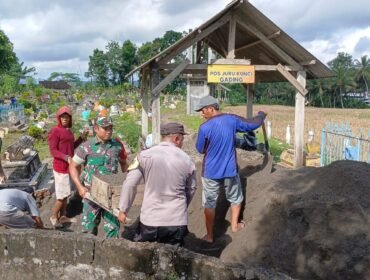 Foto: Babinsa bersama warga bergotong royong melakukan pengecoran jalan menuju area pemakaman di Desa Ploso, Kecamatan Selopuro, Kabupaten Blitar, Minggu (26/4/2026).