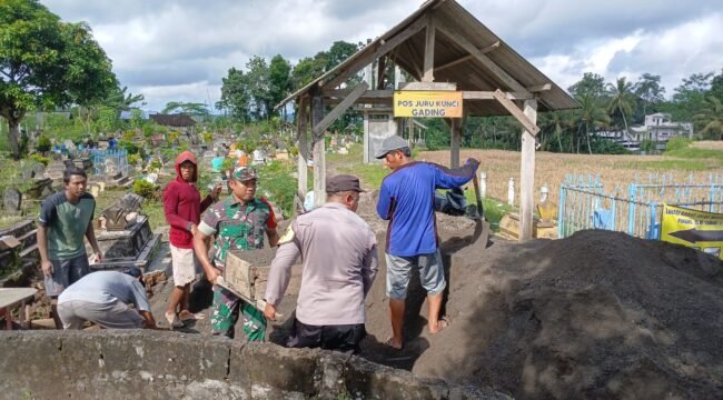 Foto: Babinsa bersama warga bergotong royong melakukan pengecoran jalan menuju area pemakaman di Desa Ploso, Kecamatan Selopuro, Kabupaten Blitar, Minggu (26/4/2026).