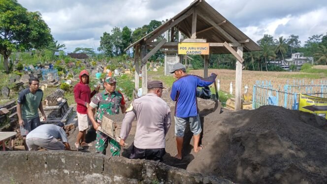 
					Foto: Babinsa bersama warga bergotong royong melakukan pengecoran jalan menuju area pemakaman di Desa Ploso, Kecamatan Selopuro, Kabupaten Blitar, Minggu (26/4/2026).