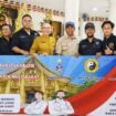 Foto: Sejumlah panitia dan perwakilan organisasi berfoto bersama saat kegiatan bakti sosial pengobatan gratis di Vihara Hemadhiro Mettavati, Kapuk, Cengkareng, Jakarta Barat, Minggu (26/4/2026).