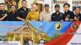 Foto: Sejumlah panitia dan perwakilan organisasi berfoto bersama saat kegiatan bakti sosial pengobatan gratis di Vihara Hemadhiro Mettavati, Kapuk, Cengkareng, Jakarta Barat, Minggu (26/4/2026).