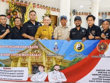 Foto: Sejumlah panitia dan perwakilan organisasi berfoto bersama saat kegiatan bakti sosial pengobatan gratis di Vihara Hemadhiro Mettavati, Kapuk, Cengkareng, Jakarta Barat, Minggu (26/4/2026).