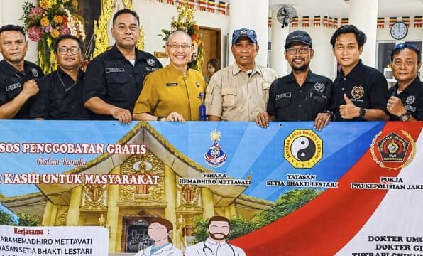 Foto: Sejumlah panitia dan perwakilan organisasi berfoto bersama saat kegiatan bakti sosial pengobatan gratis di Vihara Hemadhiro Mettavati, Kapuk, Cengkareng, Jakarta Barat, Minggu (26/4/2026).