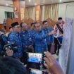 Foto; Wali Kota Administrasi Jakarta Pusat, Drs. Arifin, M.A.P, Kepala Biro Organisasi dan Reformasi Birokrasi Sekretariat Daerah Provinsi DKI Jakarta, Dr. Ir. Hari Nugroho, Kepala Dinas Kependudukan dan Pencatatan Sipil Provinsi DKI Jakarta, Drs. Denny Wahyu Haryanto, M.Si, Sekretaris Dinas Dukcapil DKI Jakarta, Muhammad Nurrhaman, S.Kom, MM, Inspektur Pembantu Wilayah Kota Administrasi Jakarta Pusat, Rianta Widya Amalia, M.Ak, serta Kepala Suku Dinas Dukcapil Jakarta Pusat, Syamsu Bachri, S.Sos, ME.