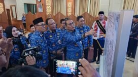 Foto; Wali Kota Administrasi Jakarta Pusat, Drs. Arifin, M.A.P, Kepala Biro Organisasi dan Reformasi Birokrasi Sekretariat Daerah Provinsi DKI Jakarta, Dr. Ir. Hari Nugroho, Kepala Dinas Kependudukan dan Pencatatan Sipil Provinsi DKI Jakarta, Drs. Denny Wahyu Haryanto, M.Si, Sekretaris Dinas Dukcapil DKI Jakarta, Muhammad Nurrhaman, S.Kom, MM, Inspektur Pembantu Wilayah Kota Administrasi Jakarta Pusat, Rianta Widya Amalia, M.Ak, serta Kepala Suku Dinas Dukcapil Jakarta Pusat, Syamsu Bachri, S.Sos, ME.