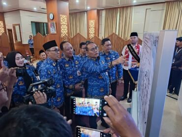 Foto; Wali Kota Administrasi Jakarta Pusat, Drs. Arifin, M.A.P, Kepala Biro Organisasi dan Reformasi Birokrasi Sekretariat Daerah Provinsi DKI Jakarta, Dr. Ir. Hari Nugroho, Kepala Dinas Kependudukan dan Pencatatan Sipil Provinsi DKI Jakarta, Drs. Denny Wahyu Haryanto, M.Si, Sekretaris Dinas Dukcapil DKI Jakarta, Muhammad Nurrhaman, S.Kom, MM, Inspektur Pembantu Wilayah Kota Administrasi Jakarta Pusat, Rianta Widya Amalia, M.Ak, serta Kepala Suku Dinas Dukcapil Jakarta Pusat, Syamsu Bachri, S.Sos, ME.