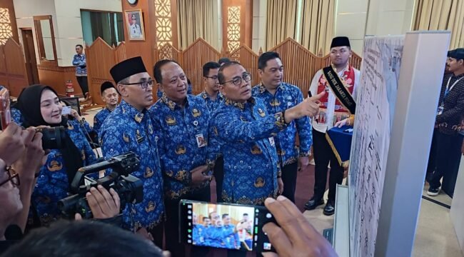 Foto; Wali Kota Administrasi Jakarta Pusat, Drs. Arifin, M.A.P, Kepala Biro Organisasi dan Reformasi Birokrasi Sekretariat Daerah Provinsi DKI Jakarta, Dr. Ir. Hari Nugroho, Kepala Dinas Kependudukan dan Pencatatan Sipil Provinsi DKI Jakarta, Drs. Denny Wahyu Haryanto, M.Si, Sekretaris Dinas Dukcapil DKI Jakarta, Muhammad Nurrhaman, S.Kom, MM, Inspektur Pembantu Wilayah Kota Administrasi Jakarta Pusat, Rianta Widya Amalia, M.Ak, serta Kepala Suku Dinas Dukcapil Jakarta Pusat, Syamsu Bachri, S.Sos, ME.