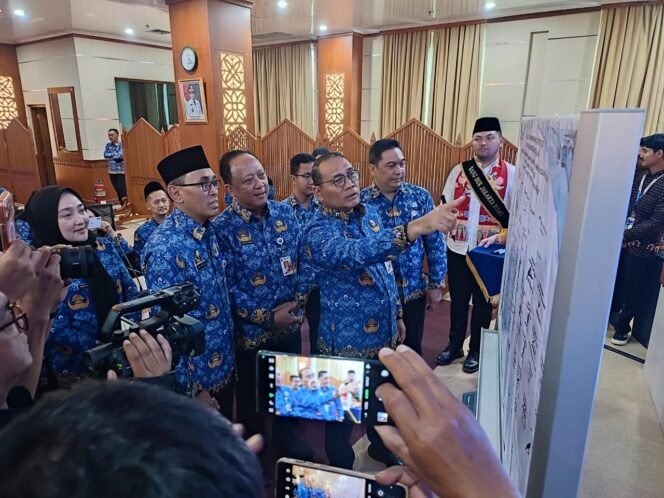 
					Foto; Wali Kota Administrasi Jakarta Pusat, Drs. Arifin, M.A.P, Kepala Biro Organisasi dan Reformasi Birokrasi Sekretariat Daerah Provinsi DKI Jakarta, Dr. Ir. Hari Nugroho, Kepala Dinas Kependudukan dan Pencatatan Sipil Provinsi DKI Jakarta, Drs. Denny Wahyu Haryanto, M.Si, Sekretaris Dinas Dukcapil DKI Jakarta, Muhammad Nurrhaman, S.Kom, MM, Inspektur Pembantu Wilayah Kota Administrasi Jakarta Pusat, Rianta Widya Amalia, M.Ak, serta Kepala Suku Dinas Dukcapil Jakarta Pusat, Syamsu Bachri, S.Sos, ME.