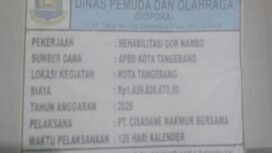 Foto: Papan Proyek Rehabilitasi GOR Nambo Jaya Disorot