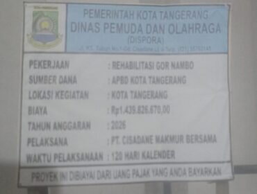 Foto: Papan Proyek Rehabilitasi GOR Nambo Jaya Disorot