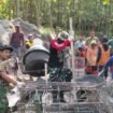 Foto: Sejumlah prajurit TNI bersama warga bergotong royong mengerjakan pembangunan Jembatan Perintis Garuda di wilayah Madiun, Rabu (29/4/2026). 