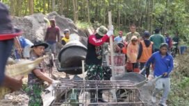 Foto: Sejumlah prajurit TNI bersama warga bergotong royong mengerjakan pembangunan Jembatan Perintis Garuda di wilayah Madiun, Rabu (29/4/2026). 