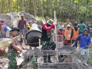 Foto: Sejumlah prajurit TNI bersama warga bergotong royong mengerjakan pembangunan Jembatan Perintis Garuda di wilayah Madiun, Rabu (29/4/2026). 