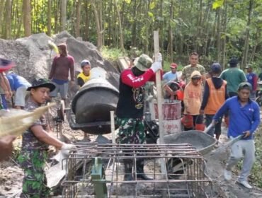 Foto: Sejumlah prajurit TNI bersama warga bergotong royong mengerjakan pembangunan Jembatan Perintis Garuda di wilayah Madiun, Rabu (29/4/2026). 
