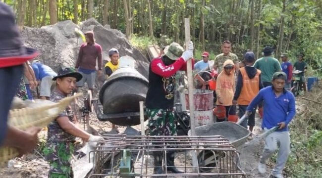 Foto: Sejumlah prajurit TNI bersama warga bergotong royong mengerjakan pembangunan Jembatan Perintis Garuda di wilayah Madiun, Rabu (29/4/2026). 