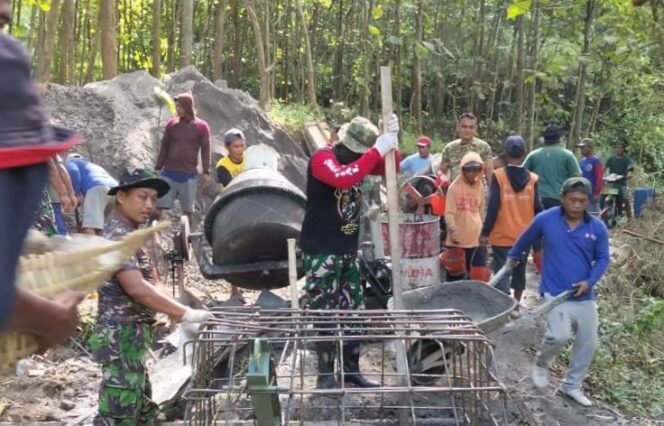 
					Foto: Sejumlah prajurit TNI bersama warga bergotong royong mengerjakan pembangunan Jembatan Perintis Garuda di wilayah Madiun, Rabu (29/4/2026). 