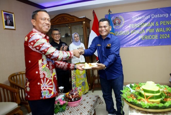 
					Foto  : Wali Kota Administrasi Jakarta Timur, Munjirin, meresmikan kantor sekretariat Persatuan Wartawan Indonesia (PWI) Kelompok Kerja (Pokja) Wali Kota Administrasi Jakarta Timur, Kamis (30/4/2026).
