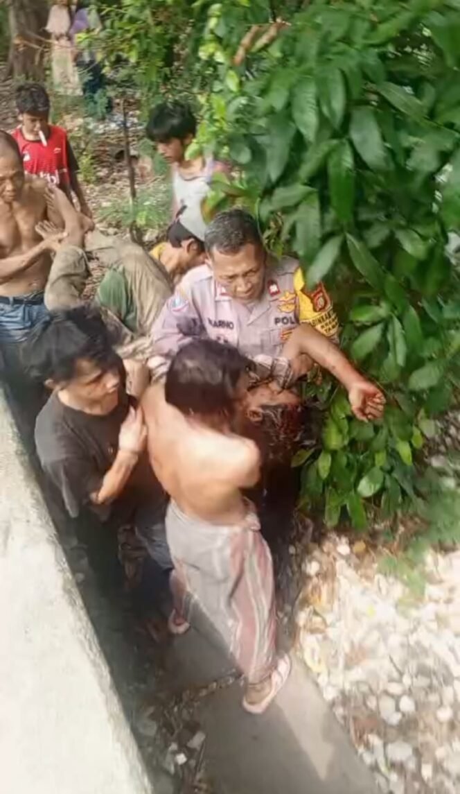 
					Foto: Sejumlah warga bersama anggota Bhabinkamtibmas Kelurahan Krendang, Polsek Tambora, mengevakuasi seorang pria yang terjatuh ke kali di kawasan Jalan Krendang Barat, Jakarta Barat, Kamis (30/4/2026).