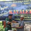 Foto: Prajurit Korps Kavaleri TNI AD di Madiun Raya menyerahkan bantuan sosial kepada warga dalam rangka peringatan HUT ke-76 Kavaleri TNI AD dan kegiatan halalbihalal di Ngrowo Bening Edu Park, Kota Madiun, Rabu (15/6/2026).