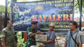 Foto: Prajurit Korps Kavaleri TNI AD di Madiun Raya menyerahkan bantuan sosial kepada warga dalam rangka peringatan HUT ke-76 Kavaleri TNI AD dan kegiatan halalbihalal di Ngrowo Bening Edu Park, Kota Madiun, Rabu (15/6/2026).