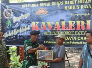 Foto: Prajurit Korps Kavaleri TNI AD di Madiun Raya menyerahkan bantuan sosial kepada warga dalam rangka peringatan HUT ke-76 Kavaleri TNI AD dan kegiatan halalbihalal di Ngrowo Bening Edu Park, Kota Madiun, Rabu (15/6/2026).