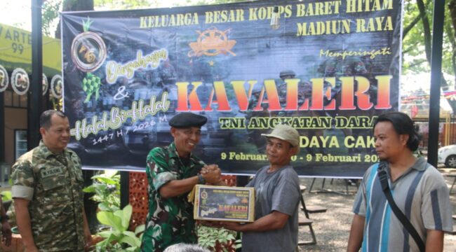Foto: Prajurit Korps Kavaleri TNI AD di Madiun Raya menyerahkan bantuan sosial kepada warga dalam rangka peringatan HUT ke-76 Kavaleri TNI AD dan kegiatan halalbihalal di Ngrowo Bening Edu Park, Kota Madiun, Rabu (15/6/2026).