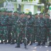 Foto: Sejumlah prajurit TNI mengikuti upacara bendera di halaman Makorem 081/DSJ, Kota Madiun, Senin (20/4/2026).