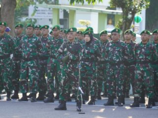 Foto: Sejumlah prajurit TNI mengikuti upacara bendera di halaman Makorem 081/DSJ, Kota Madiun, Senin (20/4/2026).