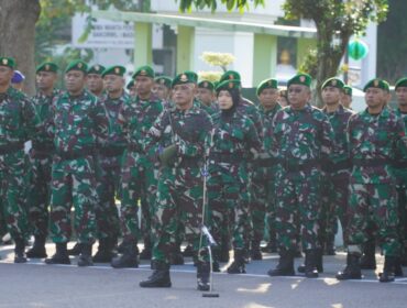 Foto: Sejumlah prajurit TNI mengikuti upacara bendera di halaman Makorem 081/DSJ, Kota Madiun, Senin (20/4/2026).