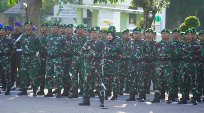 Foto: Sejumlah prajurit TNI mengikuti upacara bendera di halaman Makorem 081/DSJ, Kota Madiun, Senin (20/4/2026).