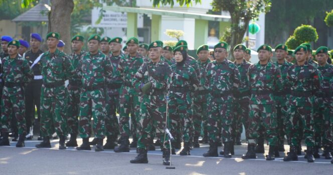 
					Foto: Sejumlah prajurit TNI mengikuti upacara bendera di halaman Makorem 081/DSJ, Kota Madiun, Senin (20/4/2026).
