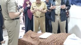 Foto: Wali Kota Jakpus Takziah ke Rumah Duka Warga Kemayoran.