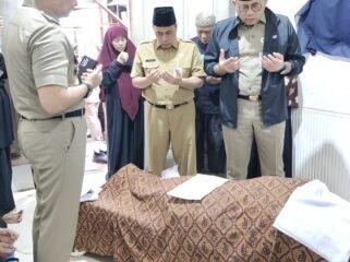 Foto: Wali Kota Jakpus Takziah ke Rumah Duka Warga Kemayoran.