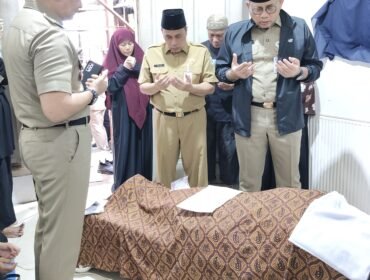 Foto: Wali Kota Jakpus Takziah ke Rumah Duka Warga Kemayoran.