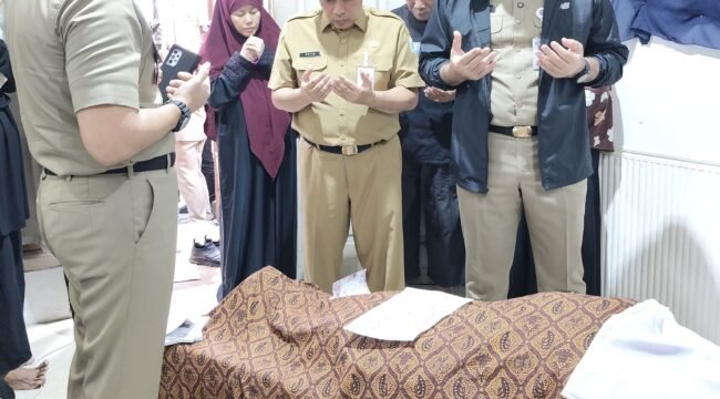 Foto: Wali Kota Jakpus Takziah ke Rumah Duka Warga Kemayoran.