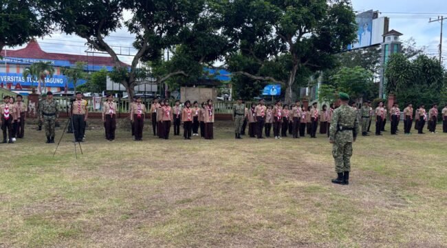 Foto: Sejumlah peserta Kader Karya Remaja Indonesia (KKRI) mengikuti upacara pembukaan Perkemahan Sabtu Minggu (Persami) Gelombang IV Tahun Anggaran 2026 di Sanggar Bhakti Pramuka, Desa Beji, Kecamatan Boyolangu, Kabupaten Tulungagung, Jumat (01/05/2026).