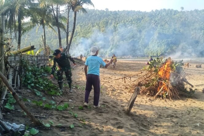 
					Kerja Bakti Massal di Pantai Blado, TNI Ajak Warga Peduli Lingkungan