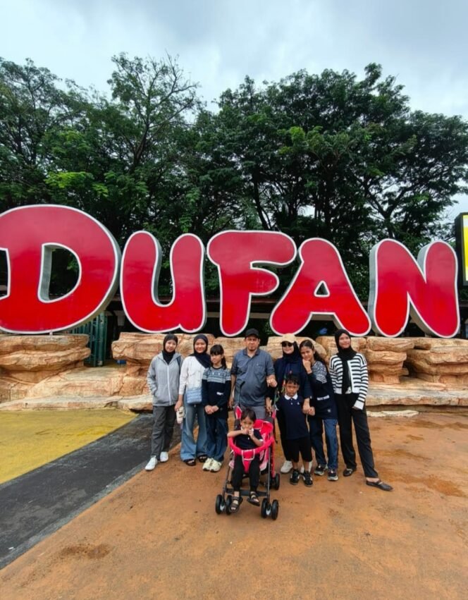 
					Foto : Suasana wisata di Dunia Fantasi (Dufan), Ancol, berlangsung meriah pada Senin (4/5/2026). Sejumlah pengunjung memadati kawasan taman hiburan tersebut untuk menikmati berbagai wahana permainan.
