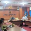 Foto: Ketua Tim Penyelaras Anrico Pasaribu menyerahkan naskah final AD/ART, Kode Etik Jurnalistik (KEJ), dan Kode Perilaku Wartawan (KPW) kepada Ketua Umum Akhmad Munir, disaksikan jajaran pengurus dalam rapat pleno PWI Pusat di Jakarta, Senin (4/5/2026).