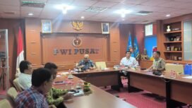 Foto: Ketua Tim Penyelaras Anrico Pasaribu menyerahkan naskah final AD/ART, Kode Etik Jurnalistik (KEJ), dan Kode Perilaku Wartawan (KPW) kepada Ketua Umum Akhmad Munir, disaksikan jajaran pengurus dalam rapat pleno PWI Pusat di Jakarta, Senin (4/5/2026).
