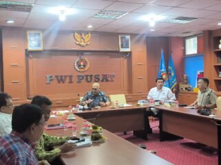 Foto: Ketua Tim Penyelaras Anrico Pasaribu menyerahkan naskah final AD/ART, Kode Etik Jurnalistik (KEJ), dan Kode Perilaku Wartawan (KPW) kepada Ketua Umum Akhmad Munir, disaksikan jajaran pengurus dalam rapat pleno PWI Pusat di Jakarta, Senin (4/5/2026).