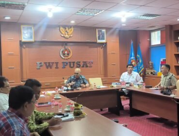 Foto: Ketua Tim Penyelaras Anrico Pasaribu menyerahkan naskah final AD/ART, Kode Etik Jurnalistik (KEJ), dan Kode Perilaku Wartawan (KPW) kepada Ketua Umum Akhmad Munir, disaksikan jajaran pengurus dalam rapat pleno PWI Pusat di Jakarta, Senin (4/5/2026).