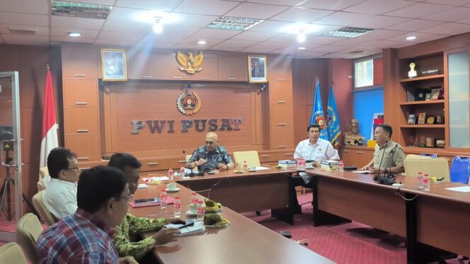 
					Foto: Ketua Tim Penyelaras Anrico Pasaribu menyerahkan naskah final AD/ART, Kode Etik Jurnalistik (KEJ), dan Kode Perilaku Wartawan (KPW) kepada Ketua Umum Akhmad Munir, disaksikan jajaran pengurus dalam rapat pleno PWI Pusat di Jakarta, Senin (4/5/2026).