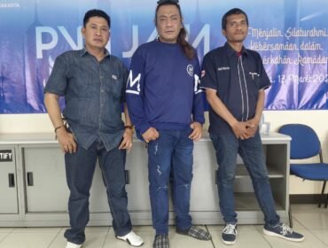 Foto : Ketua Kelompok Kerja (Pokja) Persatuan Wartawan Indonesia (PWI) Kejaksaan Negeri Jakarta Timur, Erfan Pratama, yang didampingi Sekretarisnya Ali Hanafiah TB dan Bendahara Michael J Manurung, Rabu (6/5/2026).